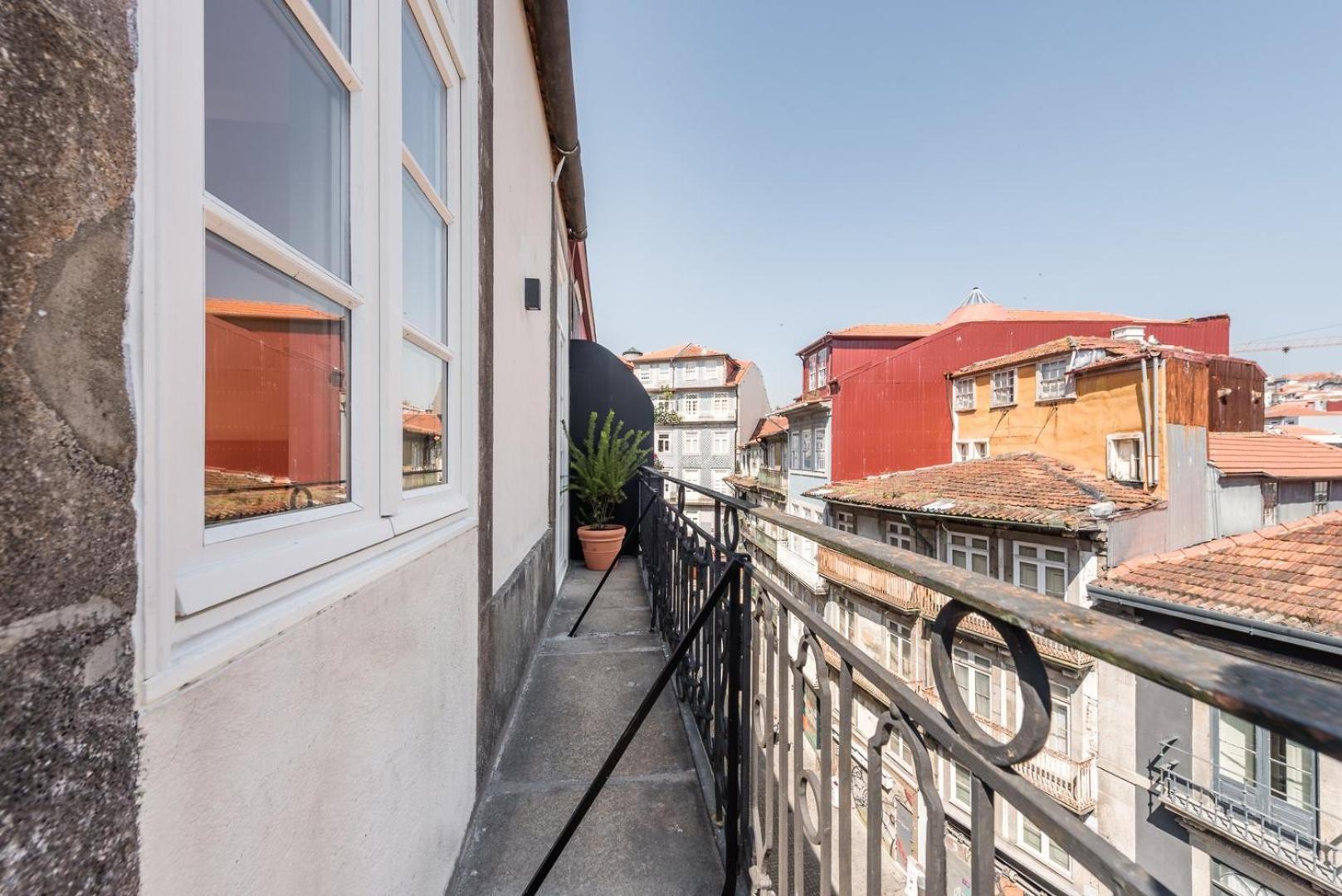 Апартаменты Guestready - Chic Retreat In The Heart Of Порту Экстерьер фото